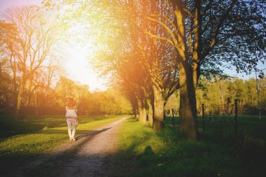 Kadın şehrin kaldırım üzerinde