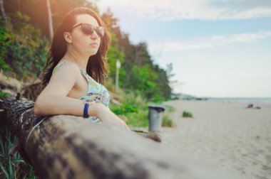 Kumsalda genç bir kadın