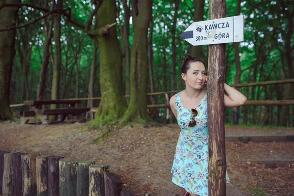 Chica joven en un paseo por el bosque —  Fotos de Stock