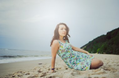 Kumsalda genç bir kadın