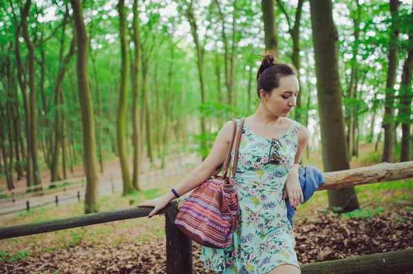 Młoda dziewczyna na spacerze w lesie — Zdjęcie stockowe