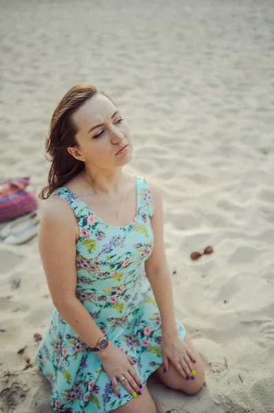 Mulher jovem em uma praia — Fotografia de Stock