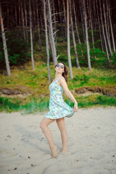 Giovane donna su una spiaggia — Foto Stock