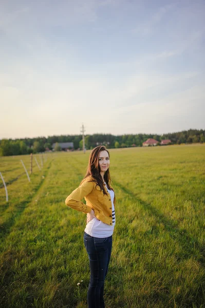 Happy young girl enjoying the beauty of sunny spring day — Stock Photo, Image