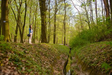 Ormanda bir yürüyüşe genç kız