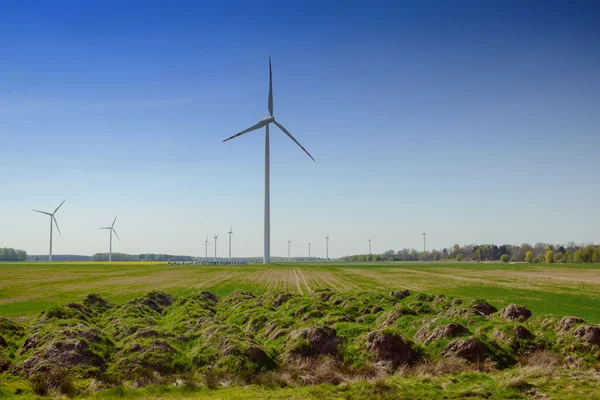 Klarblå himmel i rörelse och vindturbin — Stockfoto