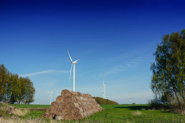 Világos kék ég mozog és szélturbina — Stock Fotó