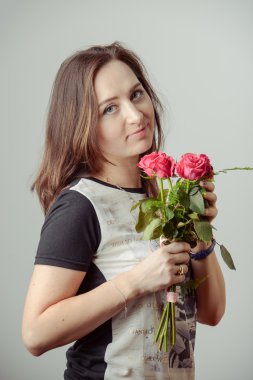 genç çekici kız portresi ile gül buketi