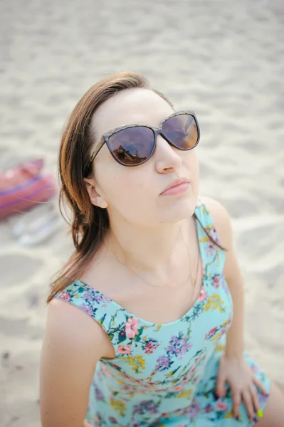 Giovane donna su una spiaggia — Foto Stock