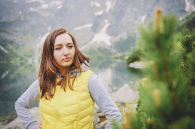 Kadın gölde ve dağlarda dinleniyor güneşli manzara