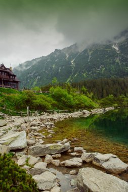 dağ gölü yaz aylarında