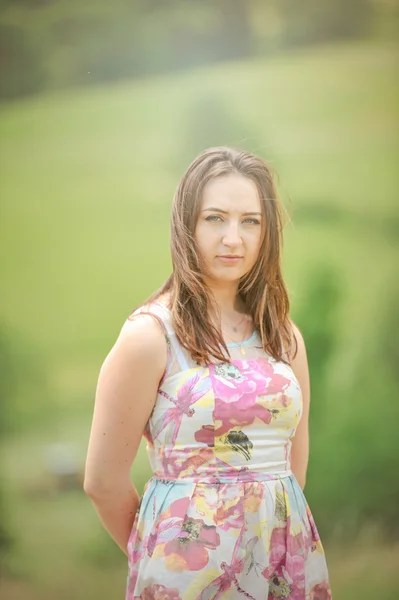 Morena chica disfrutando de viaje en las montañas . —  Fotos de Stock