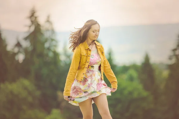 美しい若い女性の屋外。自然を楽しむ. — ストック写真