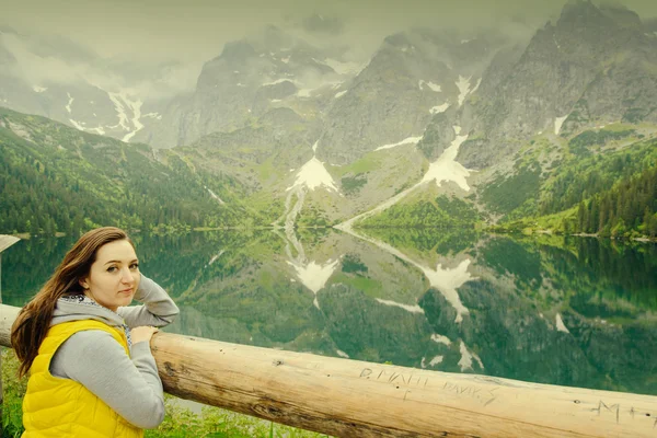 Žena relaxace na jezeře a hory slunné krajiny — Stock fotografie