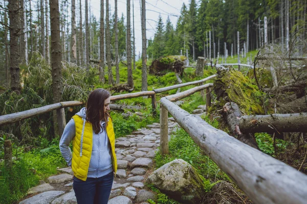 Žena turista turistické stezce — Stock fotografie