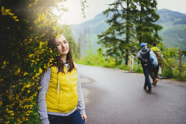 Wanderin wandert auf Wanderweg — Stockfoto