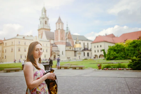 Vacker flicka under sightseeing gamla slottet i Krakow, Wawel. — Stockfoto