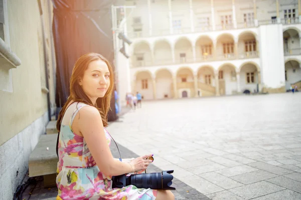 Vacker flicka under sightseeing gamla slottet i Krakow, Wawel. — Stockfoto