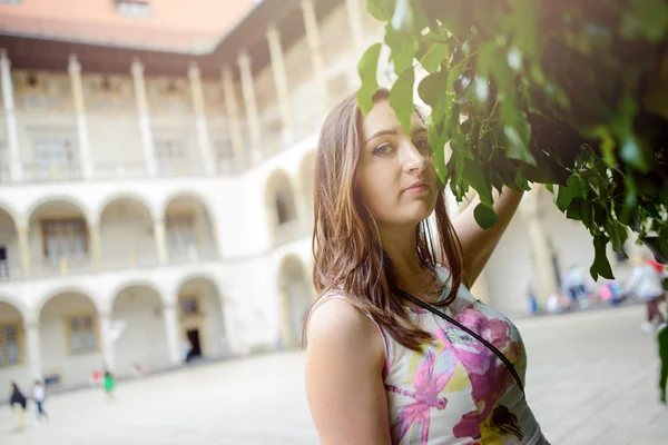 Beautiful girl during sightseeing old castle in Cracow, Wawel. — Stock Photo, Image