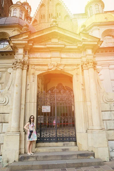 Beautiful girl during sightseeing old castle in Cracow, Wawel. — Stock Photo, Image