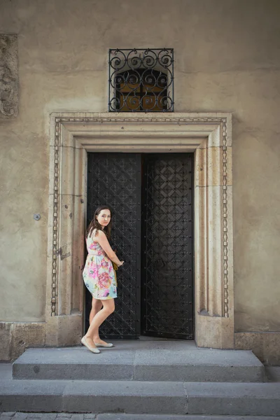 Vacker flicka under sightseeing gamla slottet i Krakow, Wawel. — Stockfoto