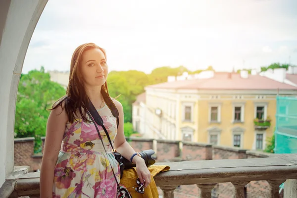 Vacker flicka under sightseeing gamla slottet i Krakow, Wawel. — Stockfoto