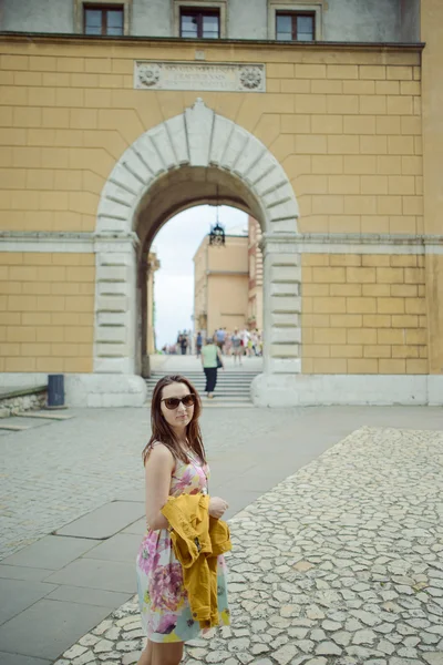 Bella ragazza durante la visita del vecchio castello di Cracovia, Wawel . — Foto Stock