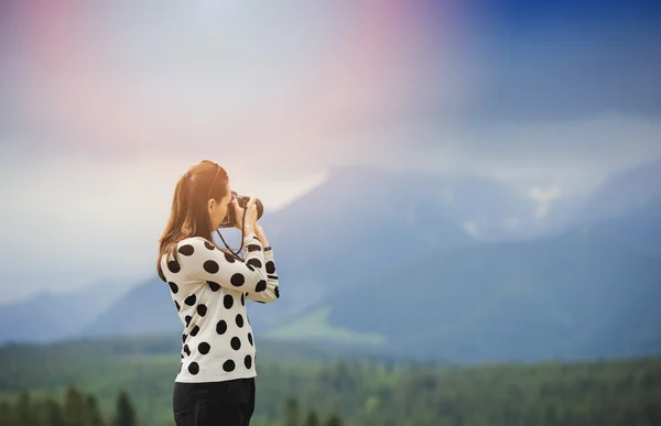 女性のカメラマンは山で写真を撮る — ストック写真