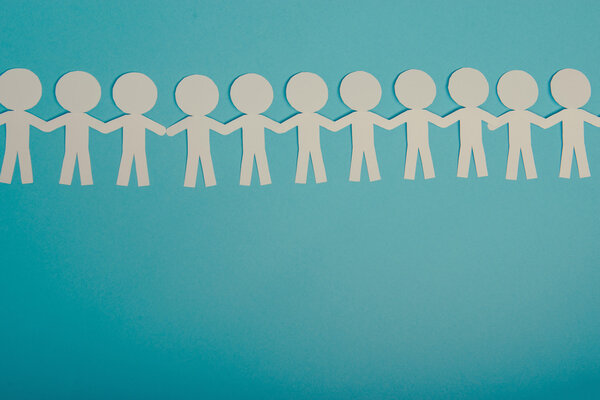 абстрактные бумажные люди, держащиеся за руки
