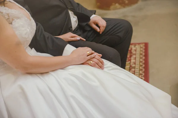 式中に教会の結婚式で花嫁と新郎 美しい装飾 — ストック写真