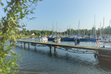 Rıhtım sürat teknesi. Yat limanı. Bu genellikle sahildeki en popüler turistik mekandır. Yat ve yelkenli iskeleye demirlidir.