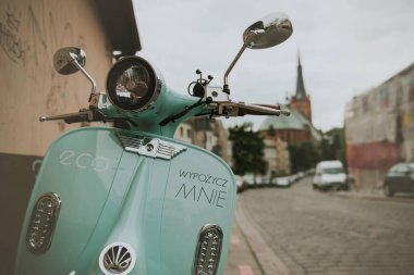 Szczecin, Polonya 'da kaldırıma park etmiş elektrikli scooter.
