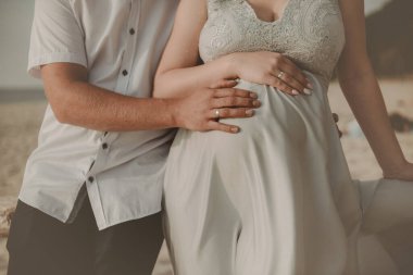 Gelin ve damat doğadaki bir fotoğraf çekiminde. Baltık Sahili.