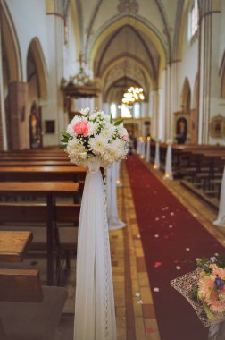 Düğün öncesi kilise mabedi. Gelin ve damat için boş sandalyeler