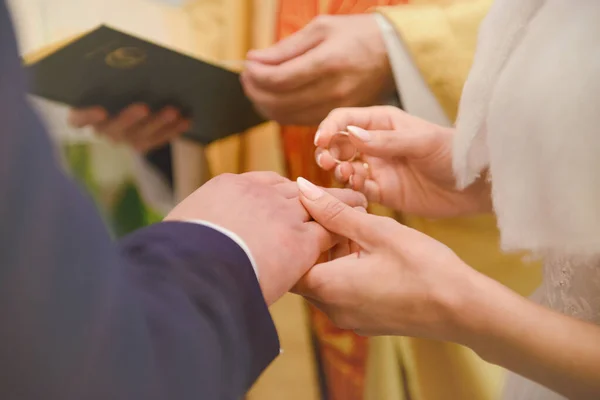 Bride Groom Wedding Ceremony Put Wedding Rings Fingers — Stock Photo, Image