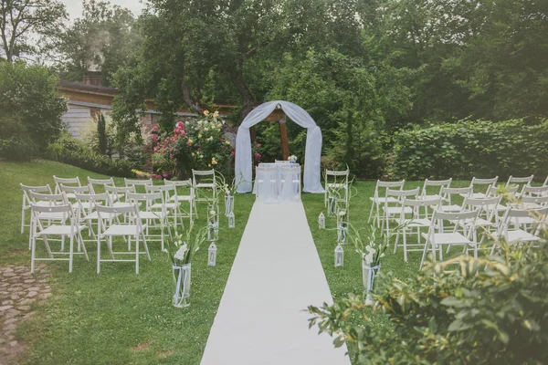 Hochzeitsempfang Unter Freiem Himmel Geschmückte Stühle Blumen Kerzen — Stockfoto