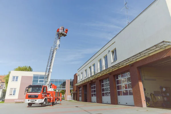 Hermosa Pareja Boda Sesión Fotos Aire Libre Con Camión Bomberos — Foto de Stock