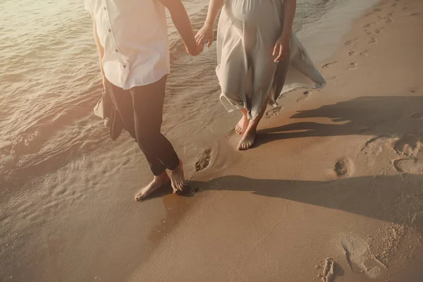 自然の中での写真セッションで花嫁と新郎 バルト海のビーチ — ストック写真