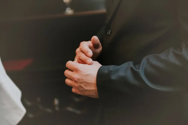 Novia Novio Durante Ceremonia Boda Poner Anillos Boda Sus Dedos — Foto de Stock