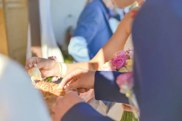 Traditioneller Polnischer Gruß Der Eltern Das Brautpaar Mit Brot Und — Stockfoto