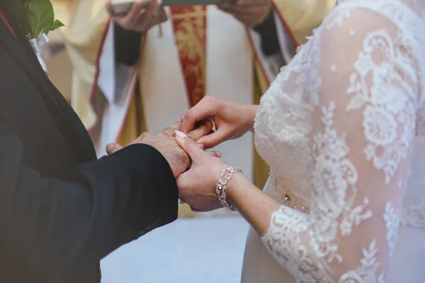Menyasszony Vőlegény Esküvő Alatt Jegygyűrűt Húztak Ujjaikra — Stock Fotó