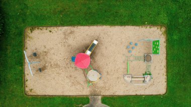 Bir oyun parkının havadan görünüşü. Drone konsept fotoğrafçılık.