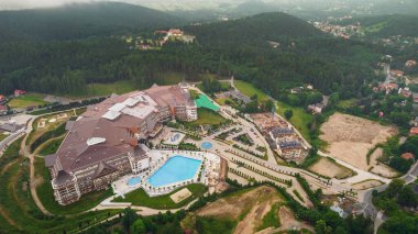 Hava aracı manzarası, yazın güzel dağlarla çevrili küçük, tipik Polonyalı köyler.