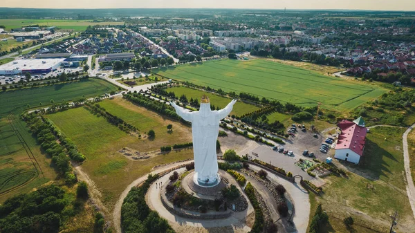 ポーランドのスヴィエボジンに位置する世界最大のキリストの王の姿 — ストック写真
