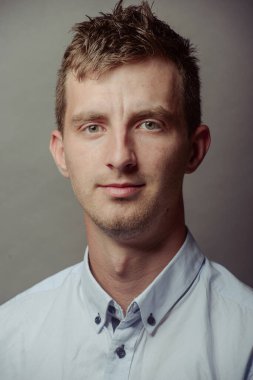 Zeki ve ciddi bir gencin portresi..