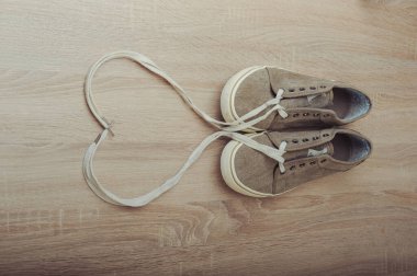 Ahşap masadaki mavi, kullanılmış ayakkabılar.