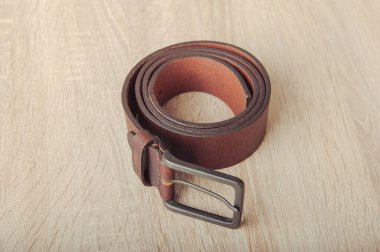 Ahşap masadaki deri kemer.