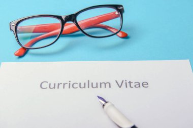 Müfredat vitae mavi arkaplan üzerine beyaz bir kağıda yazıldı