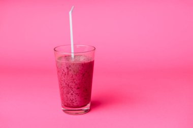 Pembe arka planda kahvaltıda taze böğürtlen, chia tohumu ve muz ile yabanmersini smoothie, seçici odak