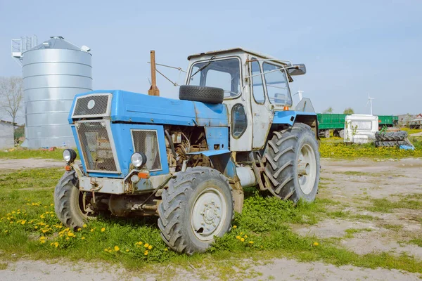 Antiguo Tractor Granja Azul Oxidado Roto — Foto de Stock